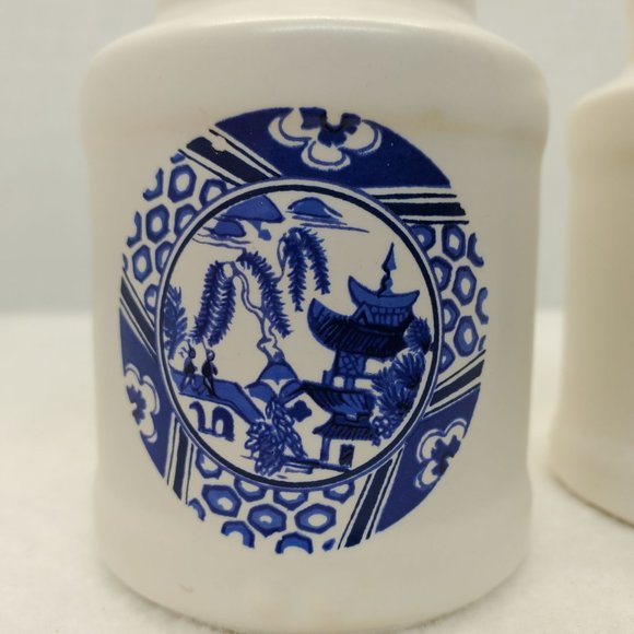 VTG McCoy Blue Willow Milk Can Salt Pepper Shakers 3.75 Inches tall - Picture 2 of 6